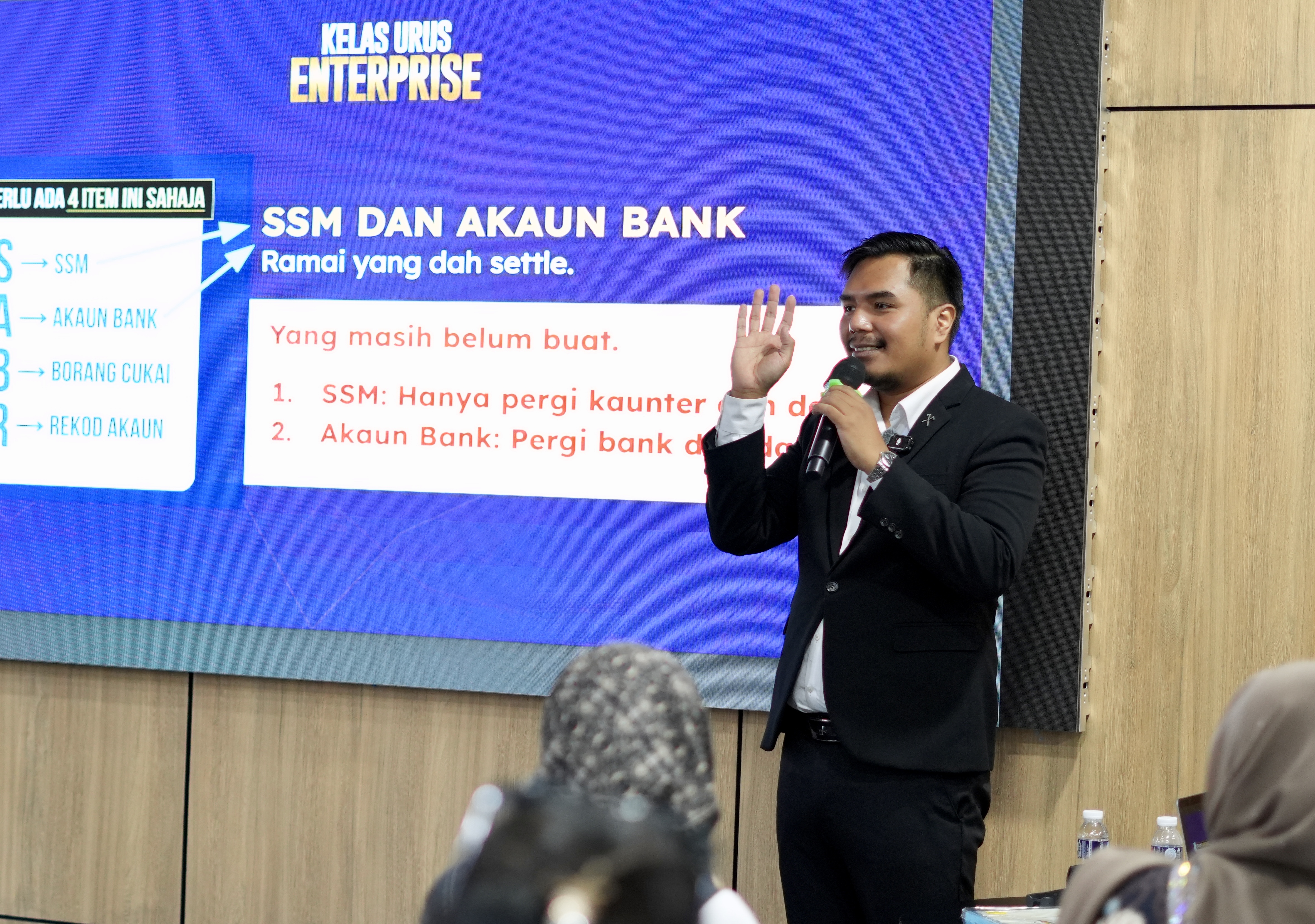 Saifullah memberi penerangan di hadapan slaid Kelas Urus Enterprise