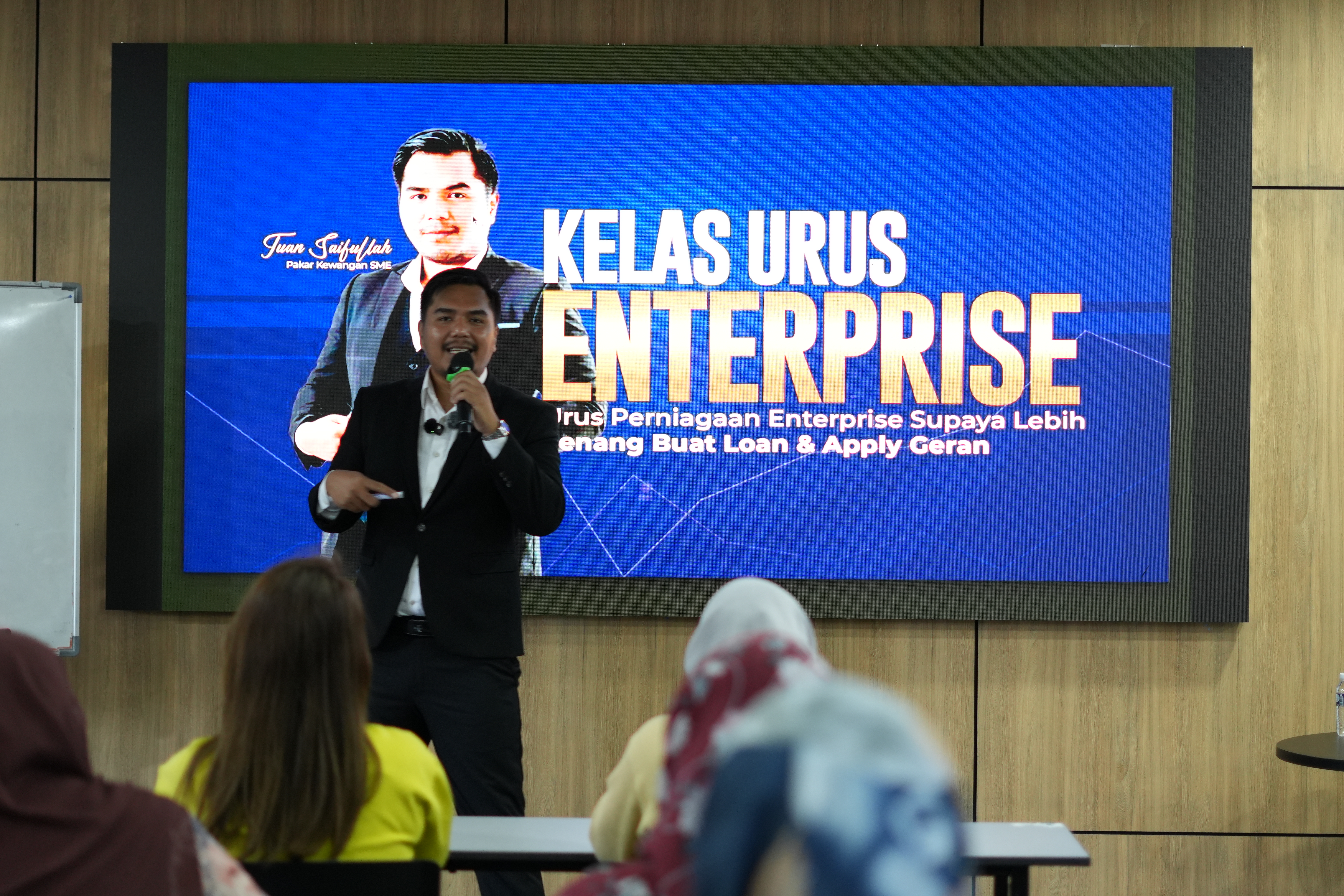 Saifullah menyampaikan kelas dengan paparan Kelas Urus Enterprise di belakangnya